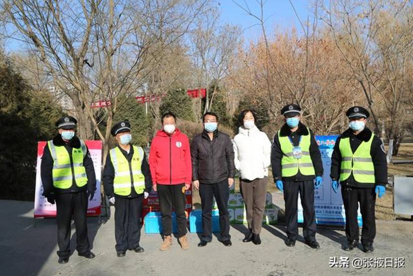 红足—世足球网：一退休职工献爱心慰问疫情防控人员